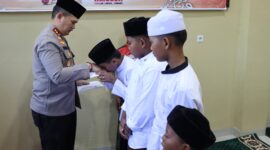 Kapolres Pidie Jaya memberikan santunan kepada anak Yatim 