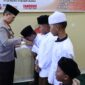 Kapolres Pidie Jaya memberikan santunan kepada anak Yatim 