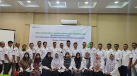 Kepala Bidang Kepesertaan BPJS Ketenagakerjaan Kota Langsa, Safarullah berfoto bersama TPP Kota Langsa, di Lantai II Aula Hotel Harmoni Langsa, Kamis (24/10/24).