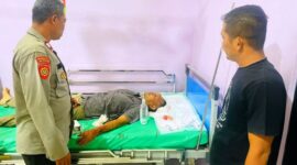 TM (42) di salah satu ruang rawat inap RSUD Zubir Mahmud setalah mendapat penganiayaan dari para pelaku setelah uang miliknya di bawa kabur. ( Foto: ist)