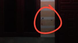 Tampak lubang diduga bekas peluru senjata api, di rumah dinas anggota Polisi di Gampong Seunebok Puntet, Kecamatan Peudawa, Aceh Timur 