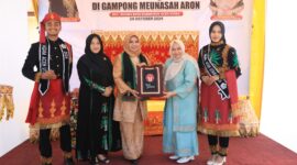 Ketua Dewan Kerajinan Nasional Daerah (Dekranasda) Provinsi Aceh  Safriati Safrizal, SSi, MSi saat memberikan plakat Ketua Dekranasda Kabupaten Aceh Utara Ny Awirdalina Mahyuzar