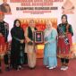 Ketua Dewan Kerajinan Nasional Daerah (Dekranasda) Provinsi Aceh  Safriati Safrizal, SSi, MSi saat memberikan plakat Ketua Dekranasda Kabupaten Aceh Utara Ny Awirdalina Mahyuzar