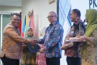 Kaban Kesbangpol Kota Langsa Drs. Zulhadisyah M.SP menerima penghargaan dari Dr.Agus Sudrajat S.Sos, MA pada penutupan PKN TK II di Banda Aceh.