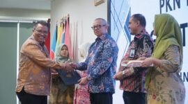 Kaban Kesbangpol Kota Langsa Drs. Zulhadisyah M.SP menerima penghargaan dari Dr.Agus Sudrajat S.Sos, MA pada penutupan PKN TK II di Banda Aceh.