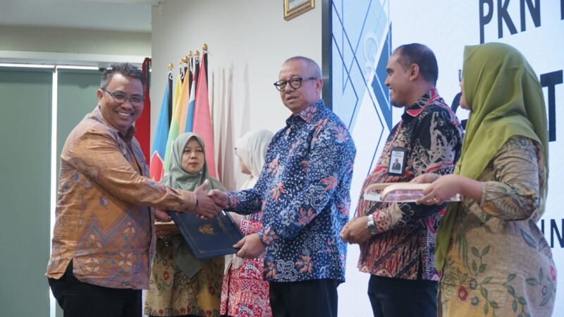 Kaban Kesbangpol Kota Langsa Drs. Zulhadisyah M.SP menerima penghargaan dari Dr.Agus Sudrajat S.Sos, MA pada penutupan PKN TK II di Banda Aceh.