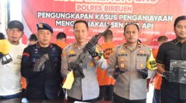 Kapolres Bireuen memperlihatkan barang bukti dalam konferensi pers di Mapolres setempat 