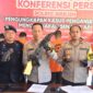 Kapolres Bireuen memperlihatkan barang bukti dalam konferensi pers di Mapolres setempat 
