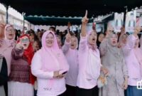 Ratusan emak - emak teriakan yel, yel menangkan 01, Cabup dan Wabup Aceh Singkil 