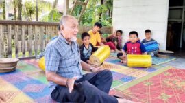 Mohd. Riswan R, Budayawan Simeulue dalam kunjungannya di Gubuk Sanggar Anak Sibok Desa Salur Kecamatan Teupah Barat Kabupaten Simeulue, Minggu (27/10/2024) sore.