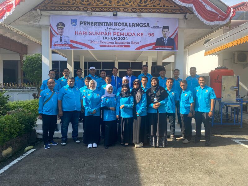Foto bersama, KNPI Kota Langsa usai upacara memperingati Hari Sumpah Pemuda ke 96 di halaman Pendopo Walikota Langsa 