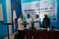 Ketua terpilih BPC -GAPENSI Kota Langsa Halid ST menerima berkas dari pimpinan sidang Musyawarah Cabang DPD GAPENSI Kota Langsa 