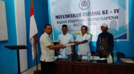 Ketua terpilih BPC -GAPENSI Kota Langsa Halid ST menerima berkas dari pimpinan sidang Musyawarah Cabang DPD GAPENSI Kota Langsa 