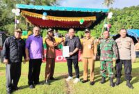 Pj. Bupati Simeulue Teuku Reza Fahlevi, SE, MM., secara simbolis membuka pertandingan bola kaki dalam rangka Hari Sumpah Pemuda di Kecamatan Teupah Barat, Simeulue.