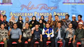 Ketua KNPI Kota Langsa, Rizki Maulana, saat berpose bersama usai memberikan penghargaan pada malam resepsi Anugerah Pemuda Award tahun 2024, di Pendopo Wali Kota Langsa, Senin (28/10/24) malam.