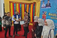 dr Arjuna Marza saat menerima piagam dan plakat katagori Pemuda di Bidang Kesehatan pada malam resepsi peringatan Hari Sumpah Pemuda (HSP) ke-96, yang diserahkan oleh Anggota DPRA, Irfansyah didampingi Ketua KNPI Kota Langsa, Rizki Maulana, di Pendopo Wali Kota Langsa, Senin (28/10/24) malam.