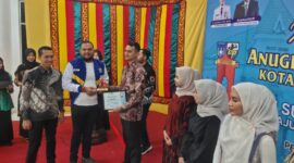 dr Arjuna Marza saat menerima piagam dan plakat katagori Pemuda di Bidang Kesehatan pada malam resepsi peringatan Hari Sumpah Pemuda (HSP) ke-96, yang diserahkan oleh Anggota DPRA, Irfansyah didampingi Ketua KNPI Kota Langsa, Rizki Maulana, di Pendopo Wali Kota Langsa, Senin (28/10/24) malam.