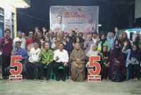 Fazlun Hasan dan Mutia Apriani foto bersama dengan para relawan pendukung 