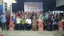 Fazlun Hasan dan Mutia Apriani foto bersama dengan para relawan pendukung 