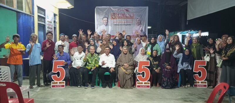 Fazlun Hasan dan Mutia Apriani foto bersama dengan para relawan pendukung 