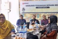 Ketua Bawaslu Kota Langsa, Taufiqqurahman (tengah) bersama dua nara sumber dan anggota Bawaslu Langsa, Marida Fitriani dan Sri Wahyuni.