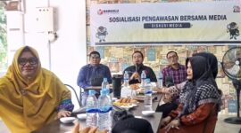 Ketua Bawaslu Kota Langsa, Taufiqqurahman (tengah) bersama dua nara sumber dan anggota Bawaslu Langsa, Marida Fitriani dan Sri Wahyuni.