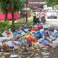 Sampah limbah rumah tangga dibuang sembarangan menimbulkan bau menyengat menganggu warga sekitar .