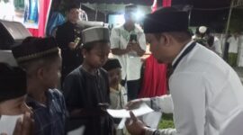 Ketua Pemuda Gampong Sungai Pauh Tanjong Raja Syahputra, SE., MM., saat memberikan santunan anak yatim pada peringatan Maulid Nabi Muhammad SAW 