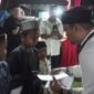 Ketua Pemuda Gampong Sungai Pauh Tanjong Raja Syahputra, SE., MM., saat memberikan santunan anak yatim pada peringatan Maulid Nabi Muhammad SAW 