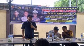 Anggota Komisi III DPR RI, Dr.H.M.Nasir Djamil M.Si., saat memberikan materi kepada peserta sosialisasi berkendara 