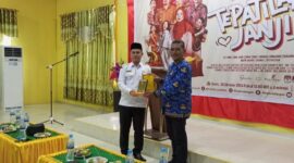 Sekretaris KIP Kota Langsa, H Muhammad Dahlan, S.Sos, memberikan plakat kepada Rektor IAIN Langsa, Prof. Dr. Ismail Fahmi Arrauf Nasution, MA, di acara nonton bareng sosialisasi pilkada. 