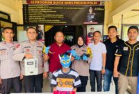 Kapolsek Langsa Barat Iptu Hufiza Fahmi (baju merah) bersama personil Reskrim berhasil membekuk tersangka perdagangan narkoba 