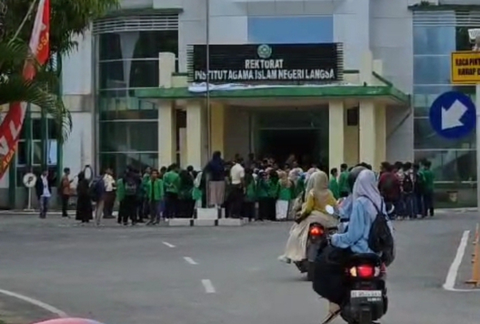 Puluhan mahasiswa Fakultas FUAD IAIN Langsa menggelar demo di kampus setempat