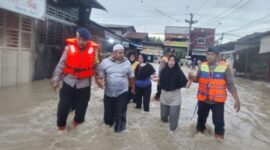 Satbrimob Polda Aceh, Kompi 2 Batalyon B Pelopor Aramiyah, membantu penanganan dan evakuasi korban terdampak banjir  