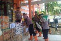 Satbrimob Polda Aceh, Brimob Kompi 2 Batalyon B Pelopor Aramiyah menyerahkan  bantuan sosial bagi warga terdampak banjir.