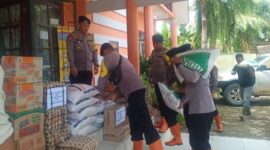 Satbrimob Polda Aceh, Brimob Kompi 2 Batalyon B Pelopor Aramiyah menyerahkan  bantuan sosial bagi warga terdampak banjir.