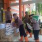 Satbrimob Polda Aceh, Brimob Kompi 2 Batalyon B Pelopor Aramiyah menyerahkan  bantuan sosial bagi warga terdampak banjir.