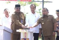 Presiden RI Joko Widodo bersama PJ.Gubernur Aceh dan PJ.Bupati Aceh Besar resmikan impres jalan daerah di Aceh Besar.