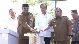 Presiden RI Joko Widodo bersama PJ.Gubernur Aceh dan PJ.Bupati Aceh Besar resmikan impres jalan daerah di Aceh Besar.