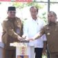 Presiden RI Joko Widodo bersama PJ.Gubernur Aceh dan PJ.Bupati Aceh Besar resmikan impres jalan daerah di Aceh Besar.