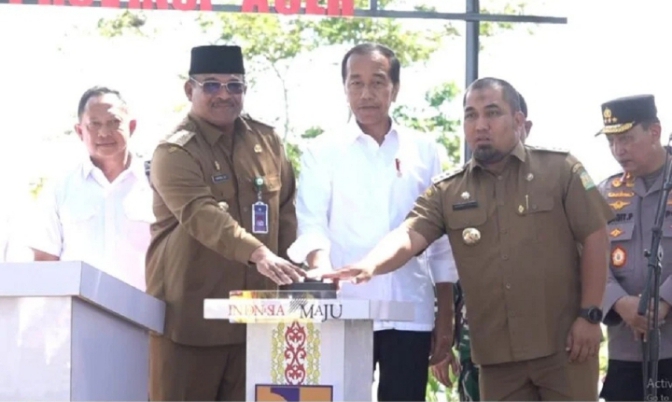 Presiden RI Joko Widodo bersama PJ.Gubernur Aceh dan PJ.Bupati Aceh Besar resmikan impres jalan daerah di Aceh Besar.