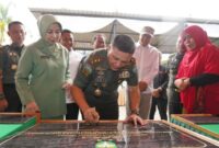 Pangdam IM Mayor Jenderal TNI Niko Fahriza, M. Tr. (Han), meresmikan bantuan pembangunan kanopi serta sejumlah fasilitas lainnya di SMPN 1 Banda Aceh, Kamis (17/10/24).