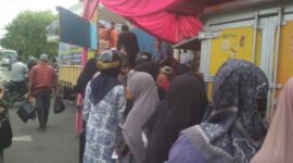 Ratusan warga kota Langsa mengantri untuk mendapatkan sembako murah di lapangan merdeka Langsa 