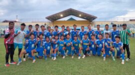 Tim PSBL Usia 17 bersama pelatih di Stadion Langsa 
