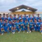 Tim PSBL Usia 17 bersama pelatih di Stadion Langsa 
