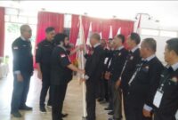 Ketua DPN FKPPN Serta Ginting memberikan petaka kepada Ketua DPW FKPP Aceh Ir. Yonizam di Wisma Bina Warga PTPN VI  Regional 6 KSO Langsa. 