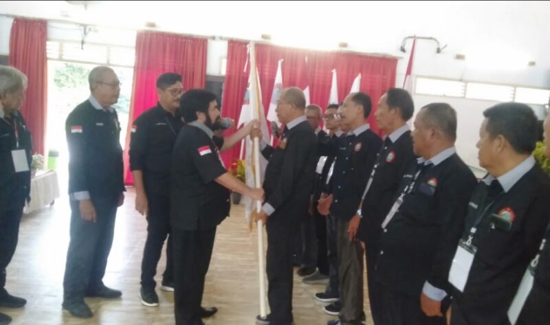 Ketua DPN FKPPN Serta Ginting memberikan petaka kepada Ketua DPW FKPP Aceh Ir. Yonizam di Wisma Bina Warga PTPN VI  Regional 6 KSO Langsa. 