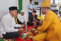 Tuan ku Raja Saifullah Alaiddin Ri’ayat Syah , salah satu keturunan Raja Meurehom Daya Aceh Darussalam menyerahkan Siwah Pusaka kepada calon wakil gubernur Aceh Fadhlullah (Dek Fadh) di Banda Aceh, Senin (6/10/2024)