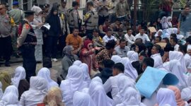 Ratusan Tenaga Kesehatan gelar unjuk rasa di depan Kantor Dewan Perwakilan Kabupaten (DPRK) Aceh Tengah mereka menuntut haknya, Kamis 17 oktober 2024