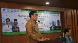 Plt. Sekda Aceh, Drs. Muhammad Diwarsyah, M.Si, saat memberi sambutan sekaligus membuka secara resmi Digital Leadership Academy (DLA) dan Digital Government Academy (DGA) yang diselenggarakan Kementerian Komunikasi dan Digital RI untuk Aparatur Sipil Negara (ASN) Pemerintah Aceh di Gedung Serbaguna Setda Aceh, Banda Aceh, Senin (21/10/2024).